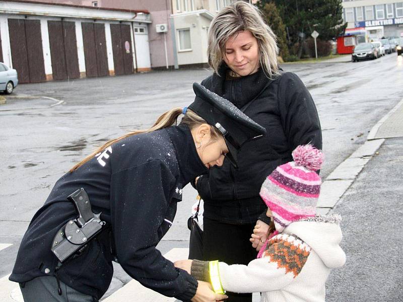 Policisté rozdávali v Tachově u přechodů pro chodce reflexní pásky na oděv. Policejní mluvčí Dagmar Jiroušková ho předala i malé Nicol Polanské. 