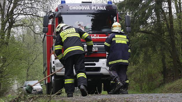 Chodovoplánští dobrovolní hasiči v pondělí odstraňovali spadlý strom ze silnice.