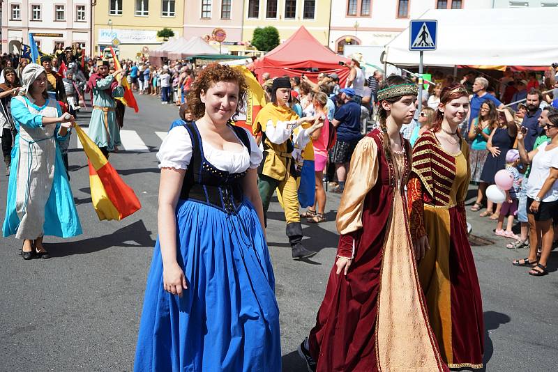 Druhý den Husitských slavností nabídl největší taháky, mezi které se rozhodně zařadil tradiční kostýmový průvod, bitva pod vrchem Vysoká, nebo vystoupení Adama Mišíka.