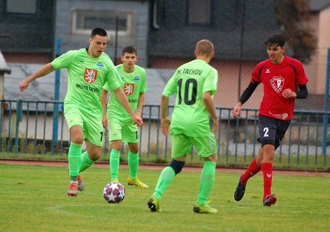 Fotbalisté FK Tachov (v zelených dresech) suverénně kráčeli za prvenstvím a postupem z oblastní I.B třídy. Svým soupeřům v sedmi z osmi utkání uštědřili debakly, na snímku Slavii Úněšov 8:0.