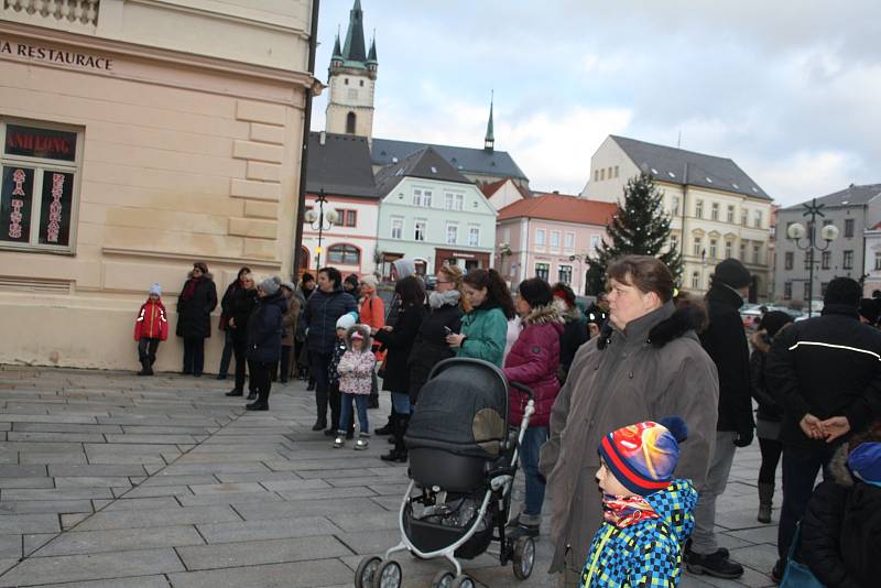 GULÁŠOVÉ POLÉVKY navařili kuchaři v pivnici U Štěpána 250 porcí; během odpoledne většinu rozdali.