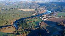 Paragliding je letecký sport. Provozují ho i na letišti v Erpužicích nedaleko Stříbra.