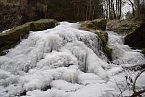 Současné oteplování rychle ubírá zamrzlému Butovskému vodopádu na ledové kráse.