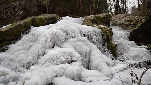 Současné oteplování rychle ubírá zamrzlému Butovskému vodopádu na ledové kráse.