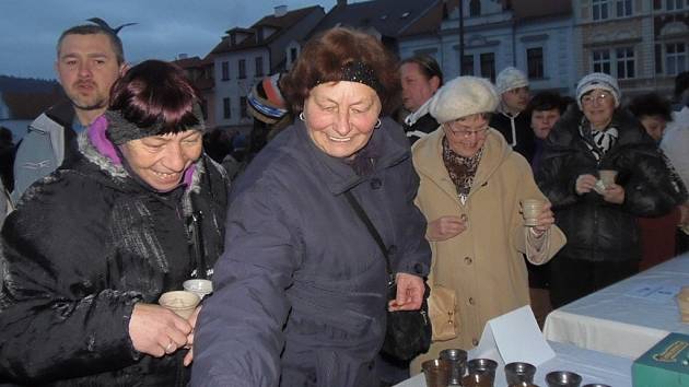 Ve Stříbře vítali nový rok tradičně. Popíjeli punč