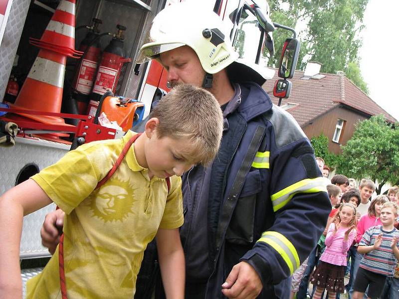 Dobrovolní hasiči cvičně evakuovali školu v Chodové Plané.