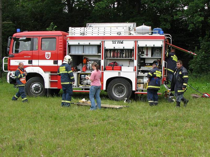 Dobrovolní hasiči cvičně evakuovali školu v Chodové Plané.
