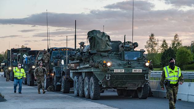 Konvoje armády USA na hraničním přechodu v Rozvadově.
