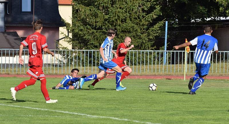 FK Tachov (v červeném) - FK Staňkov (v modrém) 6:1 (3:0).