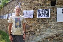 Jan Pakosta vystavuje ve Stříbře svoje fotografie na ohradní zdi.