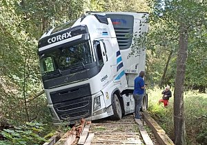 Na Tachovsku uvízl kamion na lávce v lese. Řidič uvěřil, že je místo průjezdné