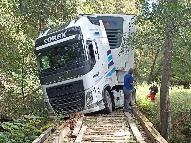 Na Tachovsku uvízl kamion na lávce v lese.