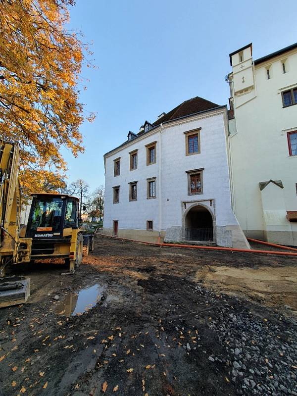 Z rekonstrukce spodního nádvoří.