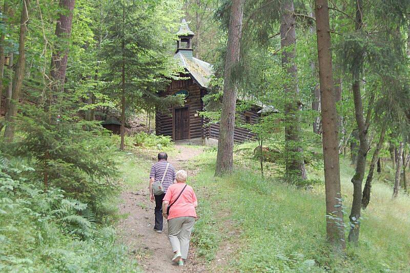 JAKO Z POHÁDKY. Kaplička Panny Marie pod Šipínem působí mezi lesním porostem romanticky, až pohádkově. Vystavět ji nechal v roce 1892 Konstantin z Löwensteinu. 