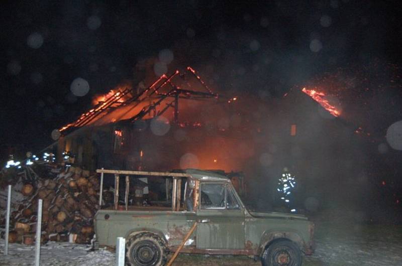 Rodině shořela střecha nad hlavou