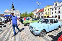 V rámci 10. ročníku srazu Dvoutakti na kolejích dorazili majitelé se svými dvoutaktními vozidly na stříbrské náměstí.