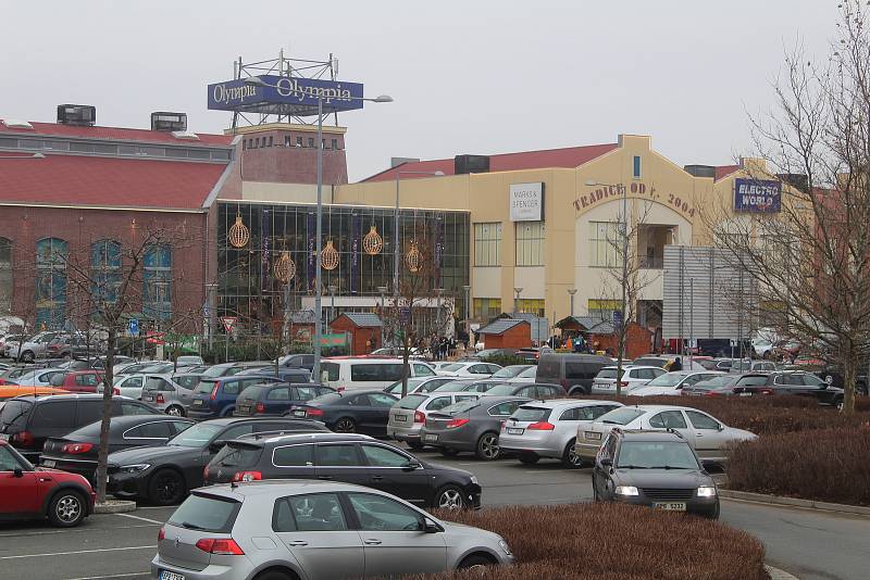 Poslední sobota před vánočními svátky. Adventní a farmářské trhy na plzeňském náměstí a odpoledne v nákupním centru Olympie.