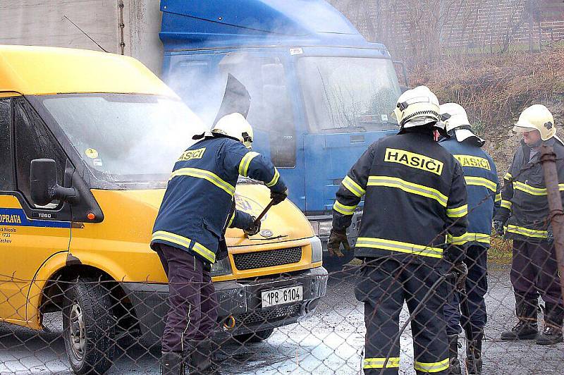 Tachovští hasiči zasahovali u hořící dodávky v Chodské ulici.