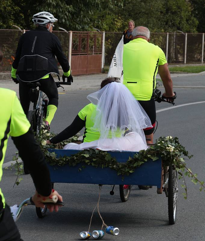 Při cyklistické svatbě si ženich odvezl nevěstu na kárce za kolem