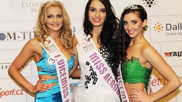 TŘI NEJÚSPĚŠNĚJŠÍ finalistky Miss Aerobik 2012. Vlevo první vicemiss Nikola Kozáková, uprostřed miss Jana Šimičková a vpravo druhá vicemiss Markéta Pilnáčková.