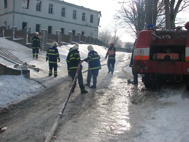 Ve Svaté Kateřině shořela škola. Škody jdou do milionů