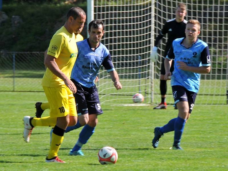 TJ Holýšov (v modrém) - Sokol Plzeň-Lhota (ve žlutém) 2:5. Foto: M. Dolejš.