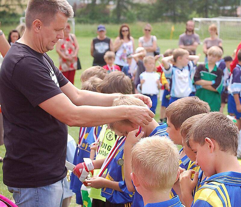 Fotbalové naděje hrály ve Stráži, medaile a poháry jim předal předseda OFS V. Přibyl. 