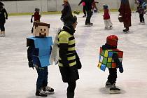 Dětský karneval na ledě si na tachovském stadionu užilo kolem pěti desítek dětí a s nimi i dospěláci, kteří je doprovodili.
