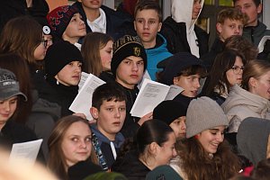 Na tuhle akci budou všichni dlouho vzpomínat. Více jak sto žáků ze ZŠ Gagarinova připravilo skvělé předvánoční hudební vystoupení, nechyběl adventní jarmark.