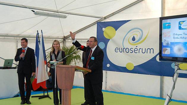 Generální ředitel společnosti Eurosérum Yves Rambaux dává pokyn k zahájení oslav výročí stříbrského závodu. 
