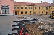 Prostranství před muzeem ve Stříbře dostává novou dlažbu, hotovo bude na konci listopadu.