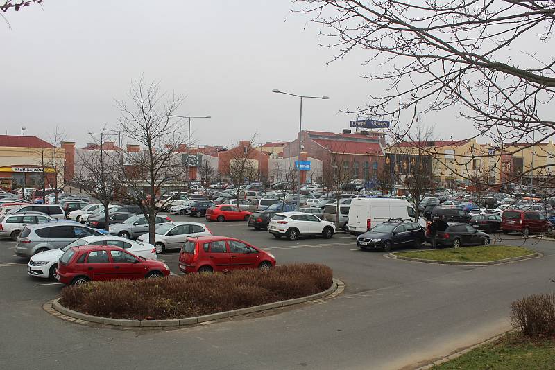 Poslední sobota před vánočními svátky. Adventní a farmářské trhy na plzeňském náměstí a odpoledne v nákupním centru Olympie.