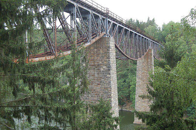 Nad údolím Mže zatopeném vodami Hracholuské přehrady se klene železniční viadukt bezdružické dráhy. Pohled z něj i na něj je impozantní.