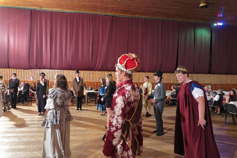  První prodlouženou mají za sebou účastníci Základního tanečního kurzu 2015 ve Stříbře.