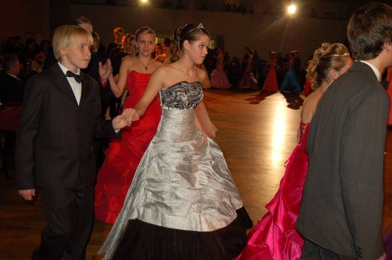 Ze závěrečného plesu tanečního kurzu 2012.