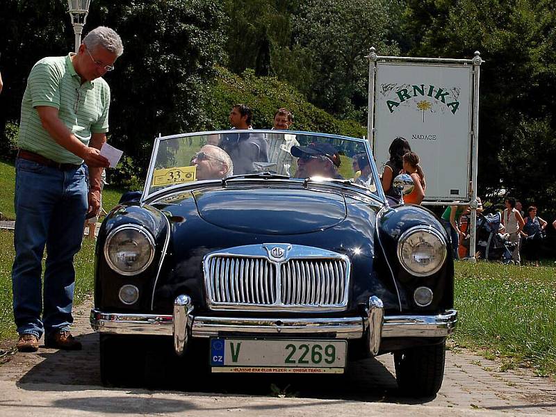 Historická vozidla dorazila do Mariánských Lázní.