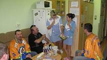 Borští Čerti přivezli dárky pacientům na dětské onkologické oddělení v Motole. 