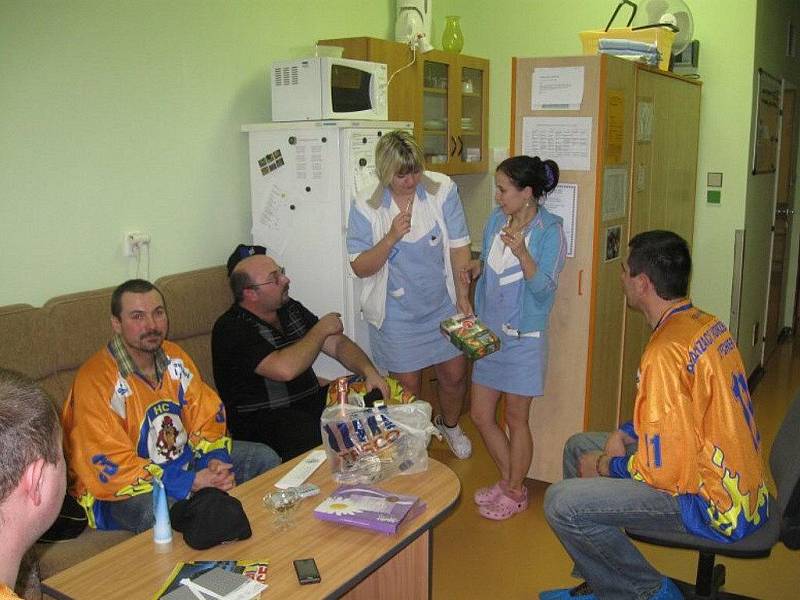 Borští Čerti přivezli dárky pacientům na dětské onkologické oddělení v Motole. 