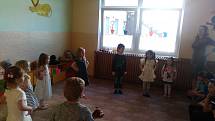 V Základní a mateřské škole v Lesné uspořádali ke Dni matek besídku.