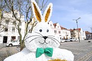 Velikonoční výzdoba na náměstí ve Stříbře láká malé i velké.