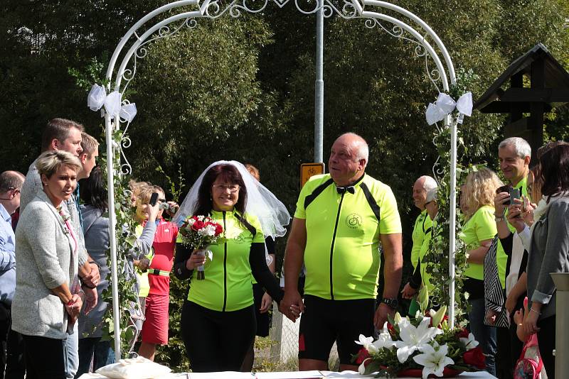 Při cyklistické svatbě si ženich odvezl nevěstu na kárce za kolem