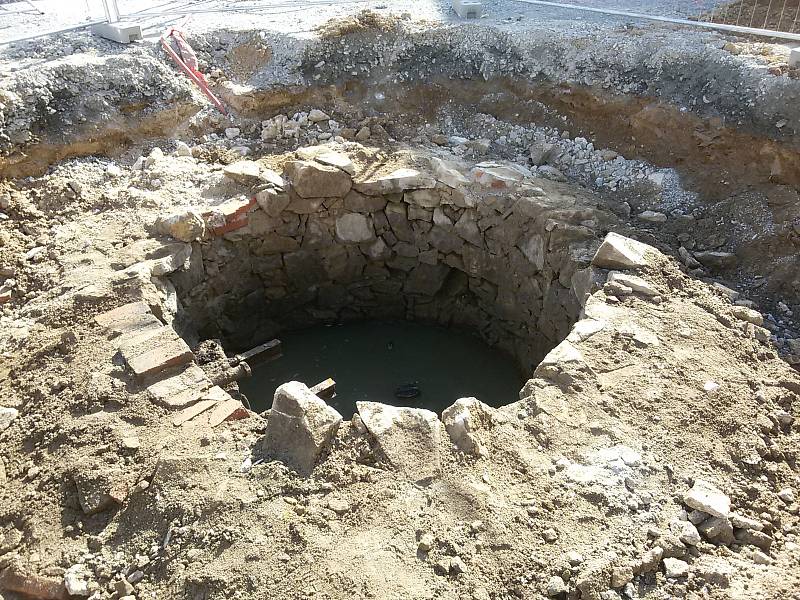 Starou studnu stavebníci odhalili v prostoru před kinem. Foto: MěÚ Planá