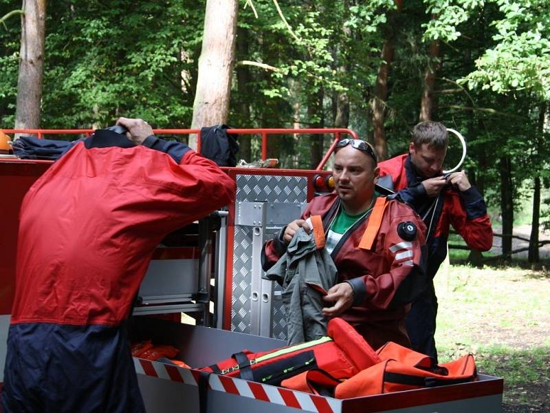 Hasiči se v pátek zúčastnili tématického cvičení na Dlouhém rybníce v Boněticích. 