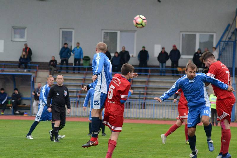 FK Tachov (v červeném) - Sokol Stráž (v modrém) 6:0 (2:0).