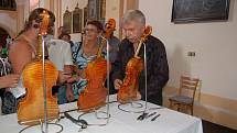 V průběhu koncertu známý houslista Jaroslav Svěcený posluchačům představil patery vzácné housle, ty nejstarší z roku 1848.