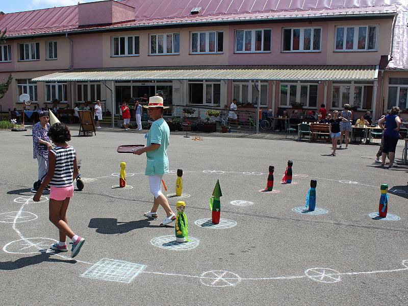 V několika disciplínách se utkali klienti domovů pro seniory i děti z dětského domova.