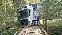 Na Tachovsku uvízl kamion na lávce v lese. Řidič se slepě držel GPS.