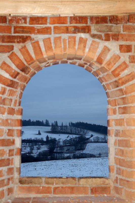 Nová cihelná stavba roste u dnes nepoužívané původní úvozové cesty z Dolního Kramolína do Holubína na Tachovsku.