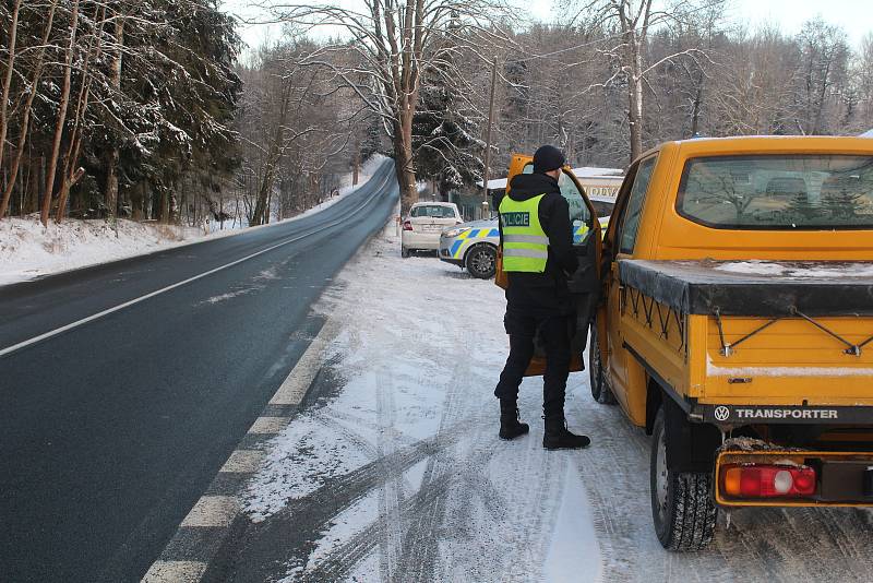 Mezi Tachovskem a Chebskem stojí na některých komunikacích policejní hlídky.