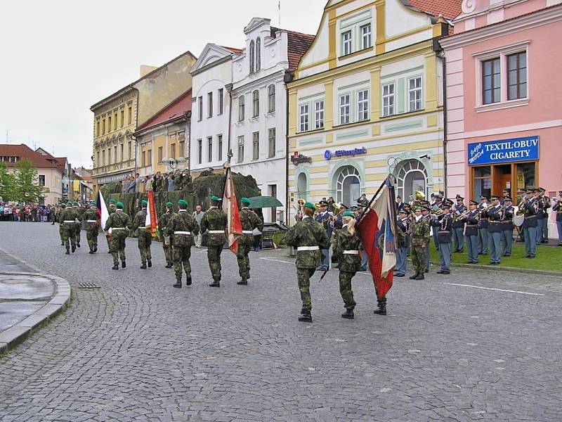 Archivní snímky z posledního vystoupení výcvikového střediska ve Stříbře před jeho ukončením. Akce se konala 11.6.2005 při stříbrských slavnostech. í.